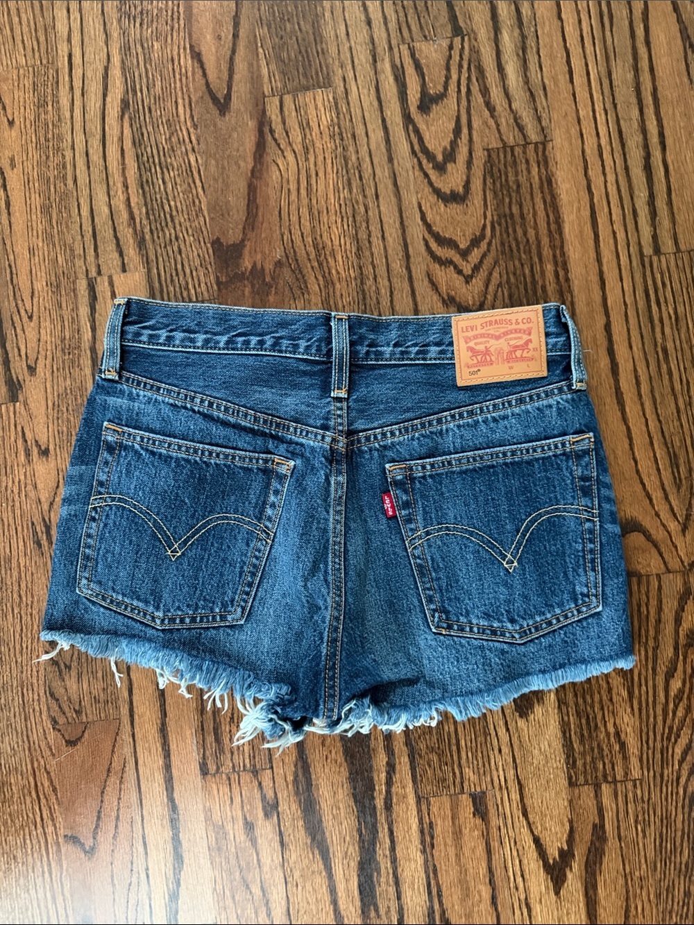 Levi’s Women’s Dark Blue Denim Cutoff Shorts with Frayed Hem - Picture 2 of 6